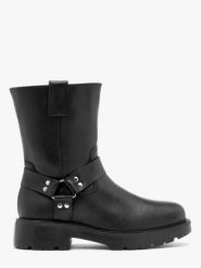 Botki typu biker z metalowymi ozdobami. Czarne botki Ryłko, bez wzorów, ze skóry, z okrągłym noskiem, bez obcasa, bez zapięcia. Za 479.99 zł.