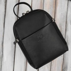Plecak damski skórzany miejski mały czarny elegancki Paolo Peruzzi AY-26-BL. Czarne plecaki bez wzorów, z materiału. Za 229.00 zł.