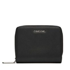 Mały Portfel Damski Calvin Klein. Czarne portfele Calvin Klein, bez wzorów. Za 179.99 zł.