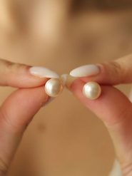 Pierres delicates Pozłacane kolczyki-wkrętki z perłami rozmiar: onesize. Pomarańczowe kolczyki Pierres delicates, z perłą, pozłacane. Za 26.99 zł.