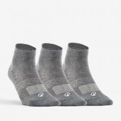 Skarpety sportowe RS160 mid 3 pary. Szare skarpety ARTENGO, bez wzorów, z bawełny. Za 34.99 zł.