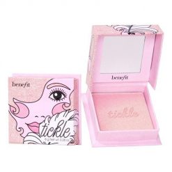 Benefit Cosmetics - Tickle - Rozświetlacz Do Policzków W Złotoróżowym Odcieniu - Box O' Powder Tickle - Dla Kobiet. Rozświetlacze BENEFIT COSMETICS. Za 185.00 zł.