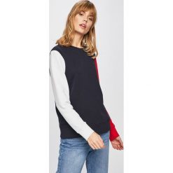 Tommy Hilfiger - Bluza. Czerwone bluzy TOMMY HILFIGER, s, bez wzorów, z bawełny, bez kaptura. W wyprzedaży za 219.90 zł.