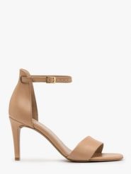 Beżowe sandały na szpilce. Brązowe sandały Ryłko, bez wzorów, ze skóry, bez obcasa, na szpilce, bez zapięcia. W wyprzedaży za 279.99 zł.