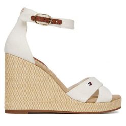 Sandały Tommy Hilfiger. Sandały TOMMY HILFIGER, bez wzorów, bez obcasa, na koturnie, bez zapięcia. Za 299.99 zł.