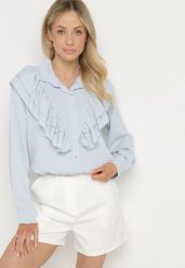 Jasnoniebieska Koszula z Ozdobną Falbaną Cornelea. Niebieskie koszule Born2be, bez wzorów, z jeansu, eleganckie, bez kołnierzyka, bez ramiączek. Za 79.99 zł.