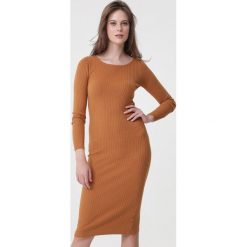 Camelowa Sukienka Blake. Sukienki Born2be, na jesień, m, bez wzorów, prążkowane, bez kołnierzyka, bez ramiączek, midi. Za 89.99 zł.