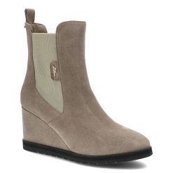 Botki damskie Libero, naturalna skóra zamszowa z elastycznymi wstawkami na płaskiej podeszwie, cappuccino, 2435-385. Brązowe botki Libero, na zimę, bez wzorów, ze skóry, bez obcasa, na koturnie, bez zapięcia. Za 299.00 zł.