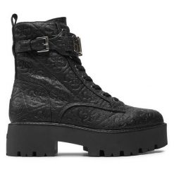 Botki Guess. Czarne botki Guess, z aplikacjami, bez obcasa, na płaskiej podeszwie, bez zapięcia. Za 879.99 zł.