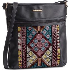 Torebka MONNARI - BAG2360-020 Black. Czarne listonoszki Monnari, bez wzorów, ze skóry ekologicznej, bez dodatków. W wyprzedaży za 109.00 zł.