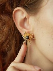 Pierres delicates Pozłacane kolczyki-wkrętki z tygrysim okiem rozmiar: onesize. Żółte kolczyki Pierres delicates, pozłacane. Za 100.04 zł.