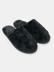 Pikowane kapcie ze sztucznym futerkiem - czarny. Czarne obuwie domowe Sinsay, bez wzorów, bez zapięcia. Za 19.99 zł.
