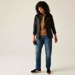 Kurtka trekkingowa damska Pack It Jacket III kieszonkowa przeciwdeszczowa. Brązowe kurtki sportowe Regatta, bez wzorów, z softshellu, bez kaptura, trekkingowe. W wyprzedaży za 149.99 zł.