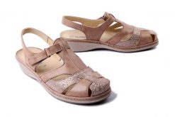 SUAVE 720140-08 beige, klapki damskie. Białe klapki Suave, bez wzorów, bez obcasa. Za 394.90 zł.