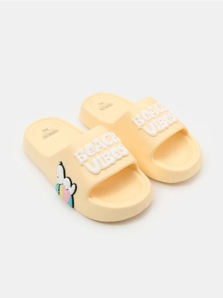 Klapki Peanuts - żółty. Żółte klapki Sinsay, bez wzorów, bez obcasa. Za 35.99 zł.