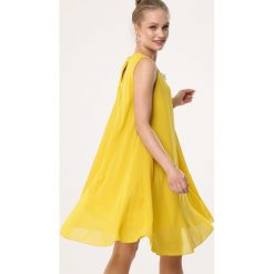 Żółta Sukienka Ininfection. Żółte sukienki Born2be, l, z aplikacjami, bez kołnierzyka, bez ramiączek, mini, asymetryczne. Za 79.99 zł.