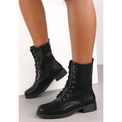 Czarne Botki Voxrydar. Czarne botki Renee, bez wzorów, bez obcasa, na płaskiej podeszwie, bez zapięcia. W wyprzedaży za 55.99 zł.