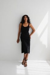 Sukienka na ramiączkach z prążkowanej dzianiny w kolorze TOTALLY BLACK - CARMEN-XS/S. Czarne sukienki Marsala, m, bez wzorów, z bawełny, bez kołnierzyka, bez ramiączek, midi. Za 219.90 zł.