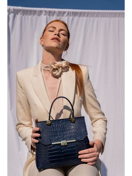 Christian Laurier Skórzana torebka "Emy" w kolorze granatowym - 27 x 19 x 12 cm rozmiar: onesize. Niebieskie torby na ramię Christian Laurier, bez wzorów, z materiału, przez ramię, bez dodatków. Za 339.45 zł.