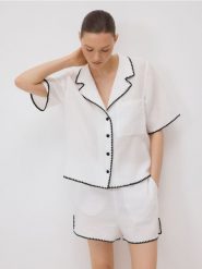 Koszula z bawełnianego muślinu - biały. Białe koszule Reserved, l, bez wzorów, z bawełny, bez kołnierzyka, bez ramiączek. W wyprzedaży za 59.99 zł.