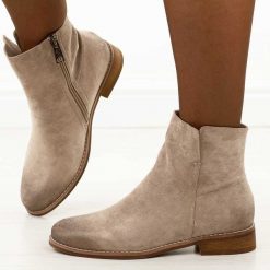Khaki zamszowe botki damskie Vinceza 39961. Brązowe botki VINCEZA, na jesień, bez wzorów, z jeansu, z okrągłym noskiem, bez obcasa, na płaskiej podeszwie, bez zapięcia. Za 219.00 zł.