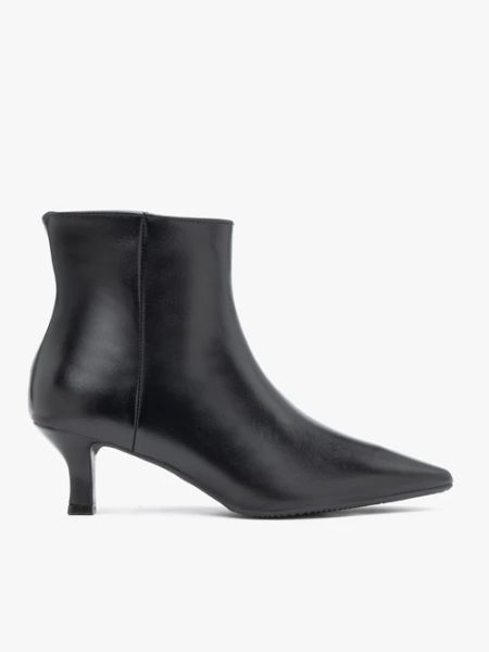 Czarne skórzane botki na szpilce flare. Czarne botki Ryłko, bez wzorów, ze skóry, bez obcasa, na obcasie, bez zapięcia. Za 499.99 zł.