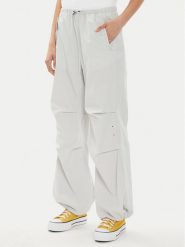Converse Spodnie materiałowe W Parachute Pant 10026399-A02 Biały Loose Fit. Białe spodnie materiałowe Converse, m, bez wzorów, z bawełny. Za 239.99 zł.