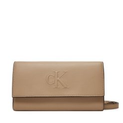 Torebka Calvin Klein Jeans. Brązowe listonoszki Calvin Klein Jeans, bez wzorów, z jeansu, bez dodatków. Za 189.99 zł.