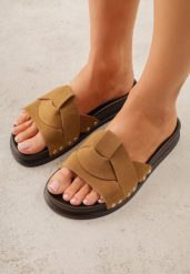 Brązowe Klapki z Przeplatanymi Paskami i Nitami przy Podeszwie Marivyn. Brązowe klapki Born2be, bez wzorów, bez obcasa, na płaskiej podeszwie. Za 79.99 zł.