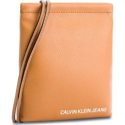 Torebka CALVIN KLEIN JEANS - Ultra Light Flat Cro K40K400623 240. Brązowe listonoszki Calvin Klein Jeans, bez wzorów, z jeansu, eleganckie, bez dodatków. W wyprzedaży za 229.00 zł.