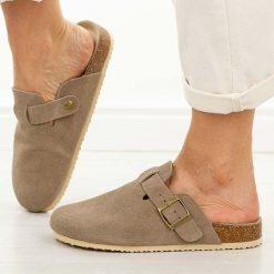 J. Brązowe skórzane klapki damskie Vinceza 101332. Brązowe klapki VINCEZA, bez wzorów, z bawełny, bez obcasa, na płaskiej podeszwie. Za 159.00 zł.