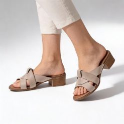 Klapki damskie Armodo, cholewka skóra naturalna fason wsuwany szerokie paski z przodu otwarty nosek niski stabilny obcas klasyczna podeszwa, beżowe,. Brązowe klapki Armodo, bez wzorów, ze skóry, z otwartym noskiem, bez obcasa, na obcasie. Za 279.00 zł.