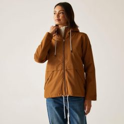 Kurtka turystyczna przeciwdeszczowa damska Bayletta wodoodporna. Brązowe kurtki sportowe Regatta, bez wzorów, bez kaptura, trekkingowe. W wyprzedaży za 94.99 zł.