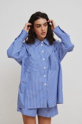 Luźna koszula w NIEBIESKO BIAŁE paski - CANDO-M/L. Białe koszule Marsala, l, bez wzorów, z bawełny, eleganckie, bez kołnierzyka, bez ramiączek. W wyprzedaży za 115.96 zł.