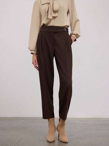 BGN Spodnie w kolorze brązowym rozmiar: 40. Brązowe spodnie materiałowe BGN, na imprezę, bez wzorów, z materiału, z podwyższonym stanem. Za 157.35 zł.