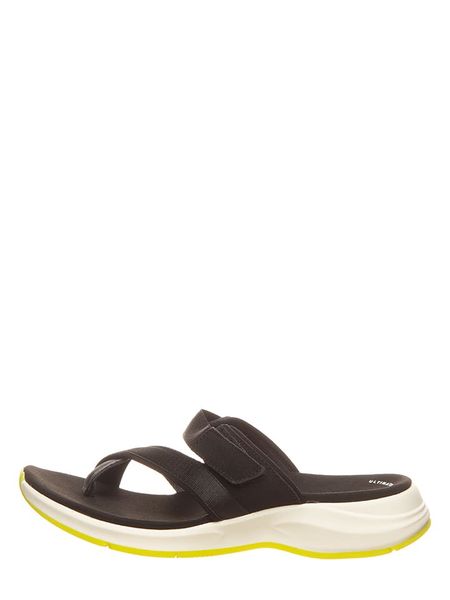 Clarks Japonki w kolorze czarnym rozmiar: 37. Czarne klapki Clarks, bez wzorów, z otwartym noskiem, bez obcasa. Za 199.45 zł.