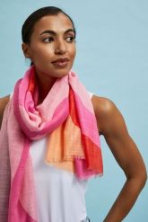 Letni szal w wyrazistym kolorze różowy. Czerwone szaliki MOODO, na lato, bez wzorów. W wyprzedaży za 16.99 zł.