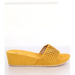 Klapki ażurowe żółte JS-03 Yellow. Żółte klapki ButyModne, w ażurowe wzory, bez obcasa, na koturnie. Za 67.54 zł.