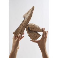 Beżowe Lordsy Sleepy Day. Brązowe baleriny Born2be, bez wzorów, z materiału, bez obcasa. Za 59.99 zł.