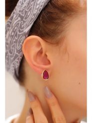 Pierres delicates Pozłacane kolczyki-wkrętki z rubinami rozmiar: onesize. Żółte kolczyki Pierres delicates, z rubinem, pozłacane. Za 39.99 zł.