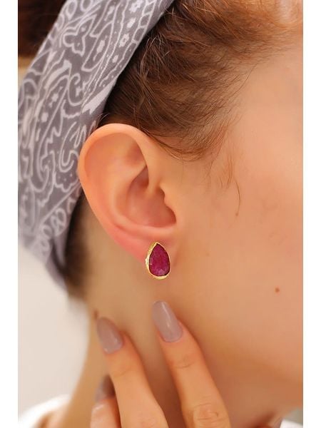 Pierres delicates Pozłacane kolczyki-wkrętki z rubinami rozmiar: onesize. Żółte kolczyki Pierres delicates, z rubinem, pozłacane. Za 39.99 zł.