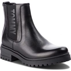 Sztyblety TOMMY JEANS - Essential Cleated Ch EN0EN00242 Black 990. Czarne botki Tommy Jeans, bez wzorów, z jeansu, bez obcasa, na obcasie, bez zapięcia. W wyprzedaży za 389.00 zł.