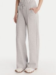 Guess Spodnie dresowe V6RB17 K9V31 Szary Regular Fit. Szare spodnie dresowe Guess, m, z aplikacjami, z bawełny. Za 349.99 zł.