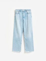 Jeansy straight fit z postrzępioną nogawką - niebieski. Niebieskie jeansy Reserved, bez wzorów. Za 149.99 zł.