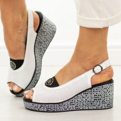 Białe skórzane sandały damskie na koturnie S.Barski 7010. Białe sandały S.BARSKI, z aplikacjami, z jeansu, casualowe, z okrągłym noskiem, bez obcasa, na koturnie, bez zapięcia. Za 239.00 zł.