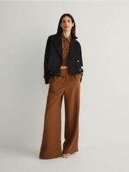 Krótki trencz - czarny. Czarne płaszcze Reserved, l, bez wzorów, z bawełny, bez kaptura. W wyprzedaży za 49.99 zł.