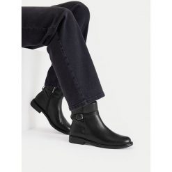 Botki JENNY. Czarne botki Jenny, bez wzorów, bez obcasa, na płaskiej podeszwie, bez zapięcia. Za 139.99 zł.
