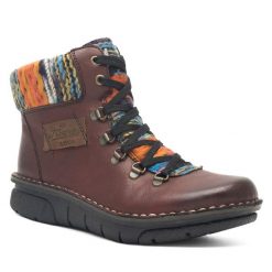Botki Rieker. Czerwone botki Rieker, bez wzorów, bez obcasa, na płaskiej podeszwie, bez zapięcia. Za 258.99 zł.