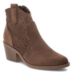 Botki damskie S.Barski o eleganckim fasonie z ażurową cholewką i stabilnym obcasem w stylu kowbojek ciemnobrązowe, HY62-8147 Chocolate. Brązowe botki S.BARSKI, w ażurowe wzory, z jeansu, bez obcasa, na obcasie, bez zapięcia. Za 179.00 zł.