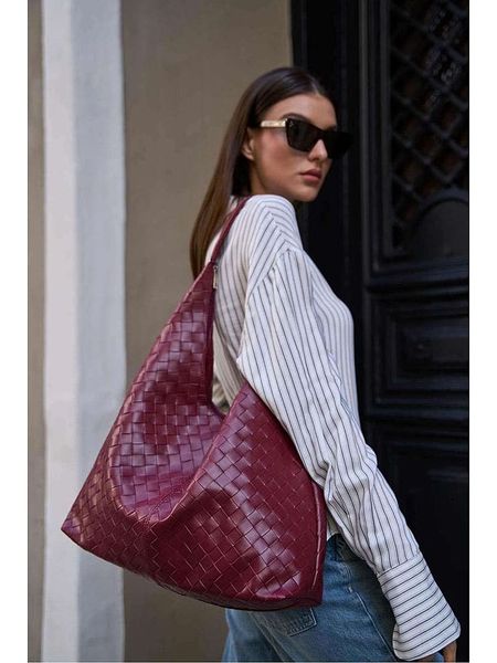 Lucky Bees Torebka w kolorze bordowym - 30 x 25 cm rozmiar: onesize. Czerwone torby na ramię Lucky Bees, bez wzorów, z materiału, na ramię, bez dodatków. Za 147.91 zł.